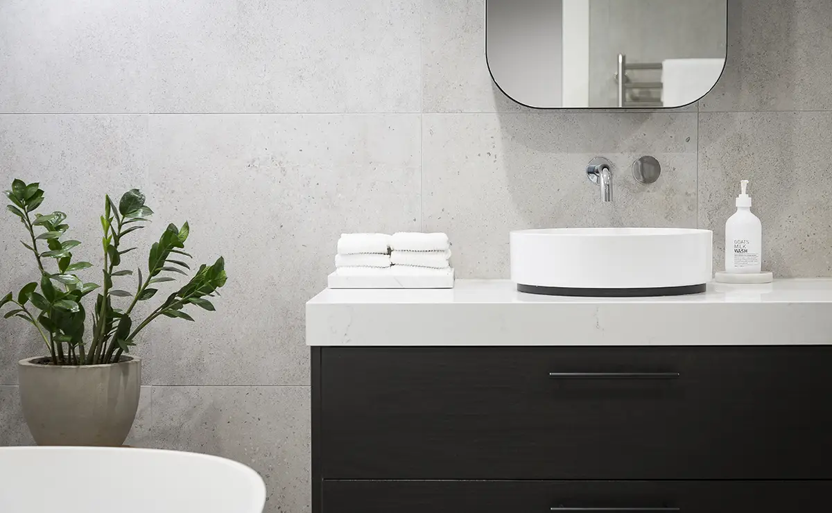 gres porcellanto rivestimento per i bagni degli appartamenti lunigiana di cmb immobiliare
